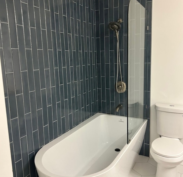 bathroom with tiled shower / bath combo and toilet