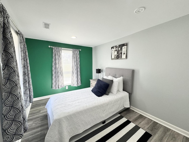 614 E Baltimore St, Wilmington, IL 60481 - bedroom featuring baseboards, recessed lighting, visible vents, and wood finished floors