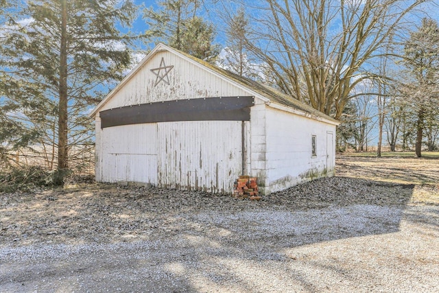 view of outdoor structure featuring an outbuilding