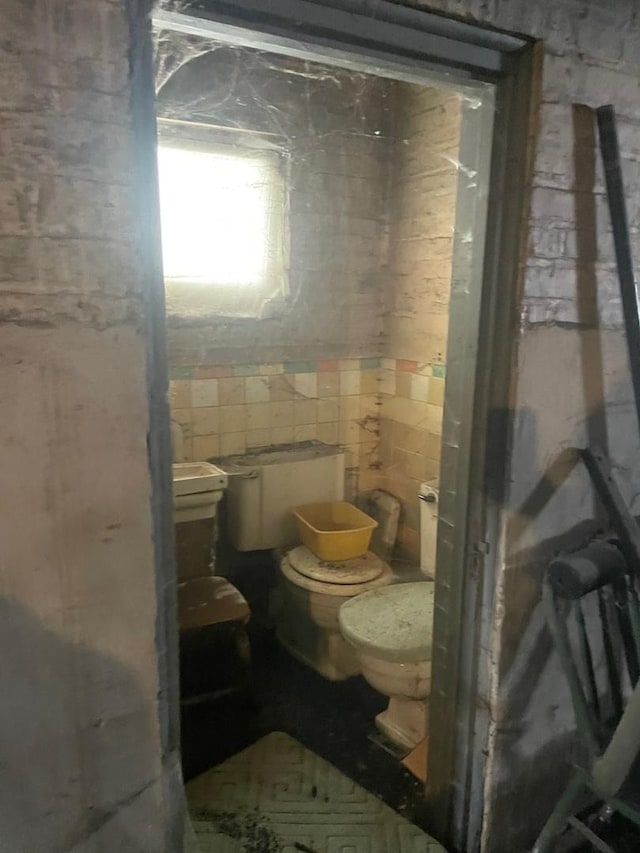 bathroom featuring toilet