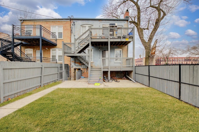 back of house featuring a yard