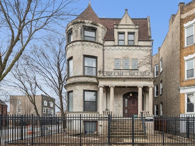 view of front of property featuring a fenced front yard