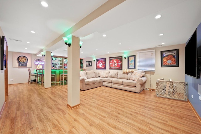 living room featuring recessed lighting, visible vents, light wood-style floors, bar, and baseboards