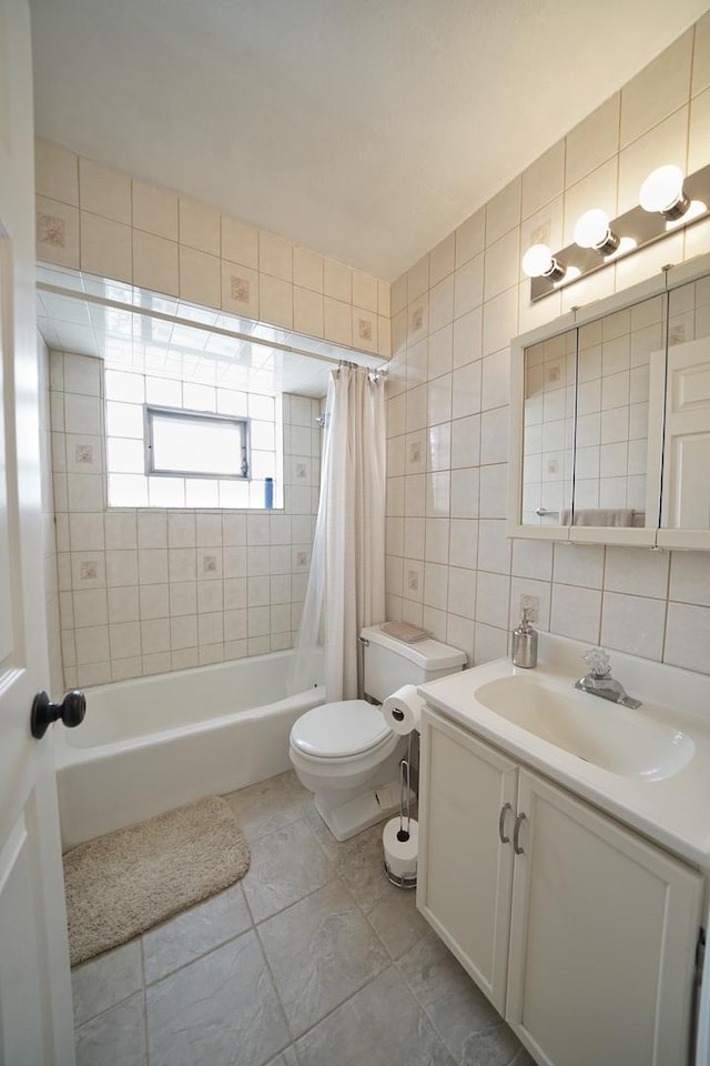 full bathroom with shower / bath combo with shower curtain, tile walls, backsplash, toilet, and vanity