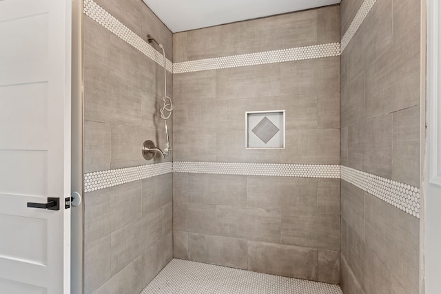 bathroom featuring a tile shower