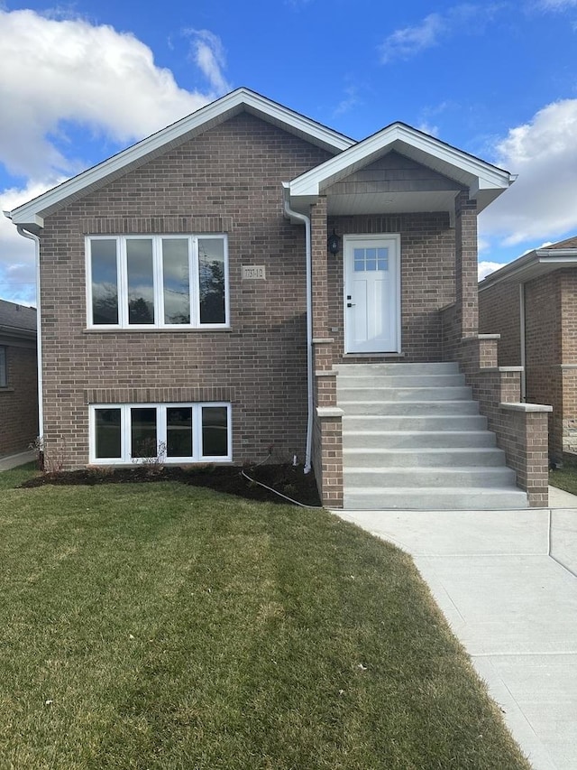 view of front of house with a front lawn