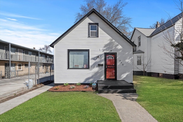 view of front of home featuring a front lawn