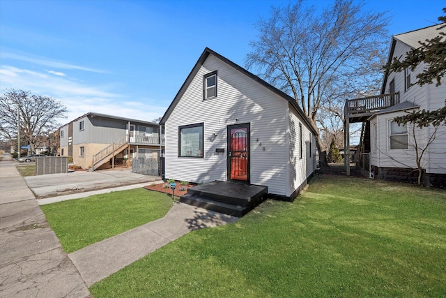 view of front of home with a front lawn