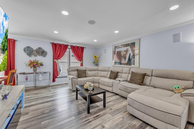 living area featuring light wood-style floors, recessed lighting, visible vents, and crown molding