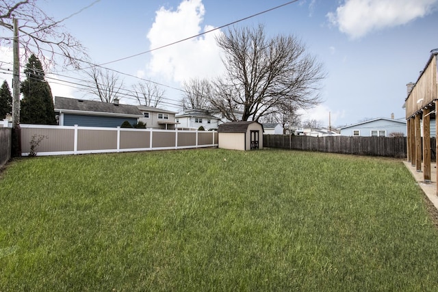 view of yard featuring a storage unit