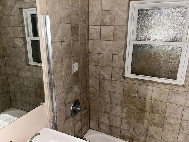 bathroom with tiled shower / bath combo