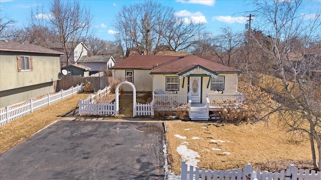 view of front of house featuring a fenced front yard and a porch