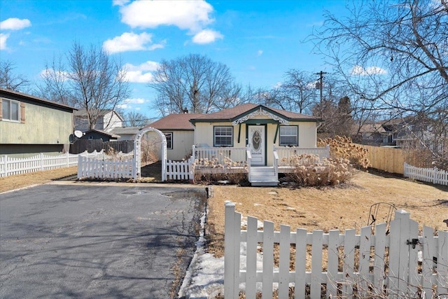 view of front of property featuring a fenced front yard and a porch