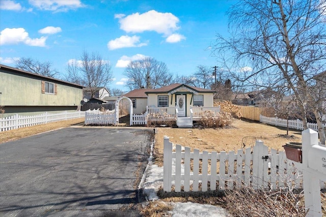 view of front of house featuring aphalt driveway and a fenced front yard