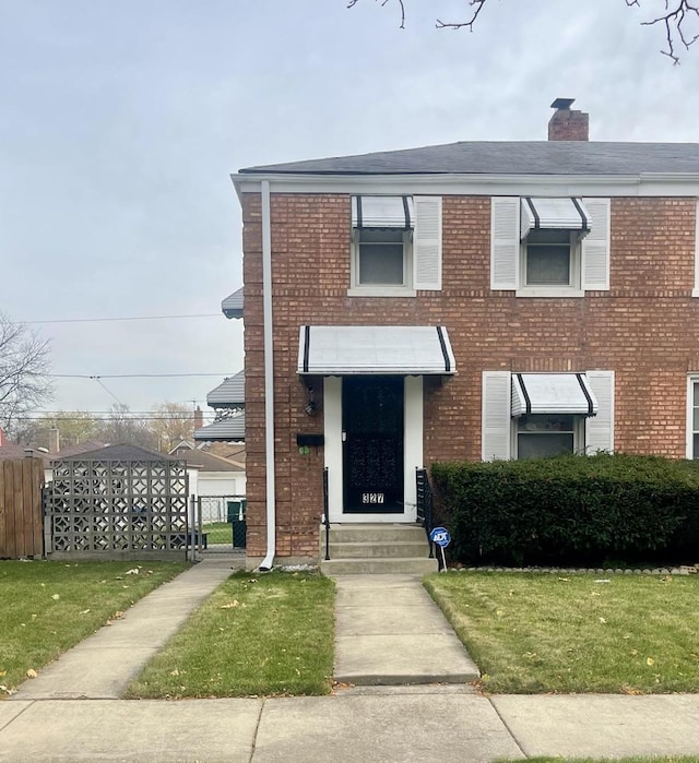 view of front facade with a front yard