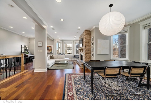 dining space featuring baseboards, recessed lighting, wood finished floors, and crown molding