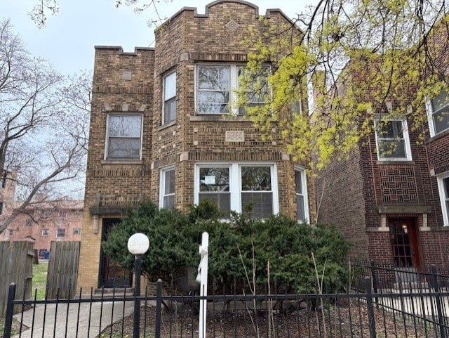 view of front of house featuring a fenced front yard