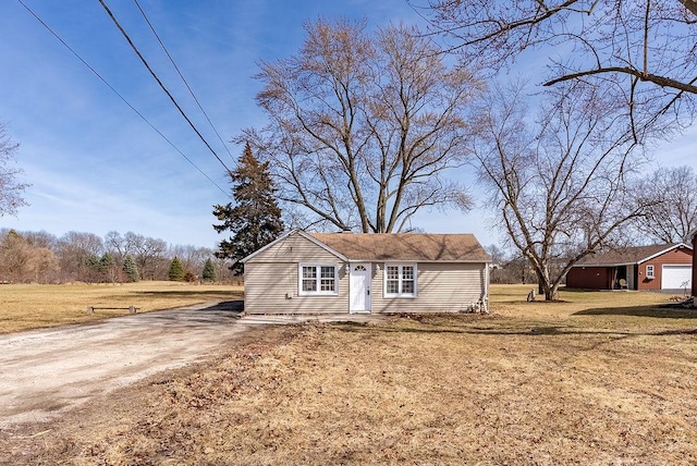 view of front of property featuring driveway and a front yard