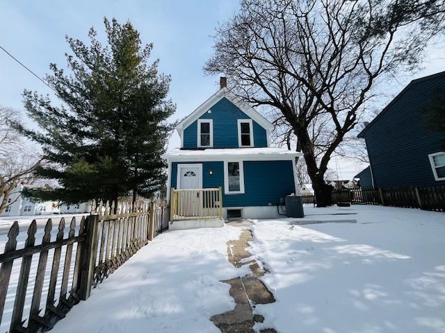 view of front facade with a fenced front yard