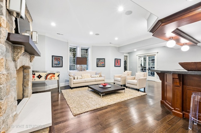 living room featuring recessed lighting, dark wood-style flooring, baseboards, and ornamental molding