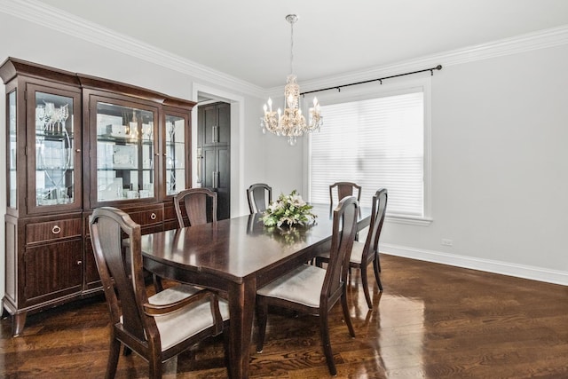 dining room with dark wood-style floors, a notable chandelier, crown molding, and baseboards