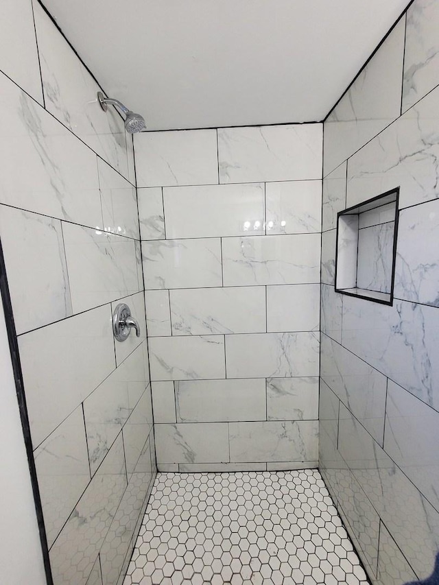 bathroom featuring a tile shower