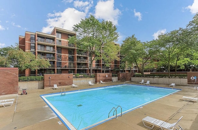 view of swimming pool