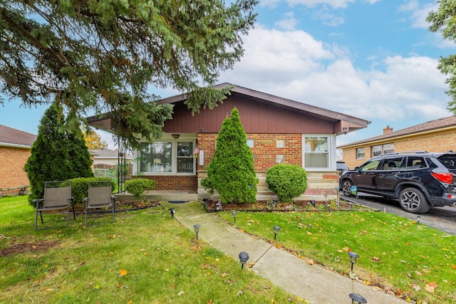 view of front of property with a front lawn