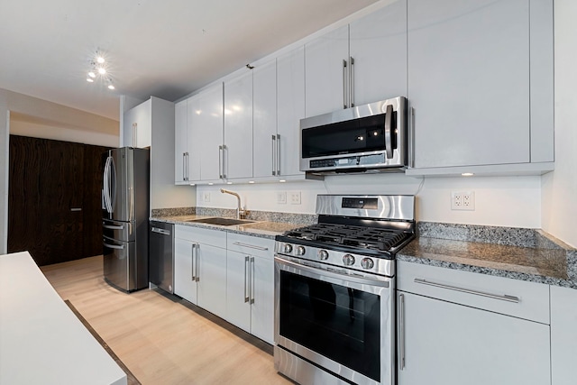701 S Wells St Unit 3105, Chicago, IL 60607 - kitchen featuring stainless steel appliances, light wood-style flooring, and a sink