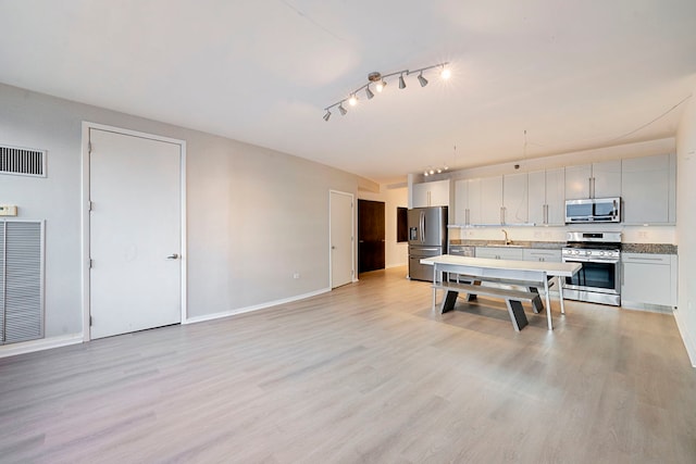 701 S Wells St Unit 3105, Chicago, IL 60607 - interior space featuring a sink, stainless steel appliances, light wood-type flooring, visible vents, and light countertops