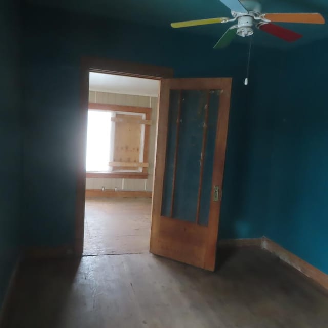 empty room featuring ceiling fan