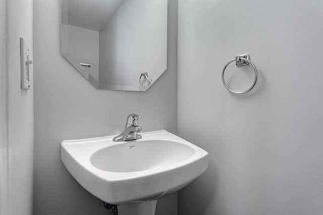 bathroom featuring sink