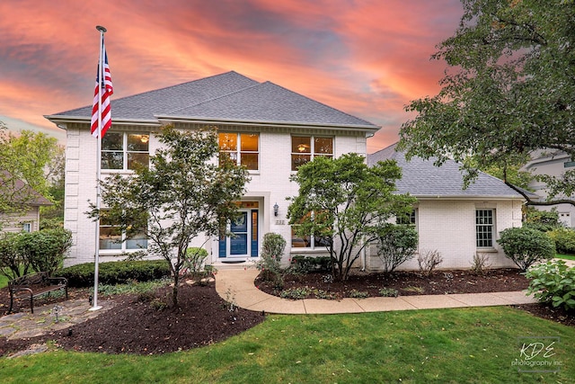 view of front of house featuring a lawn