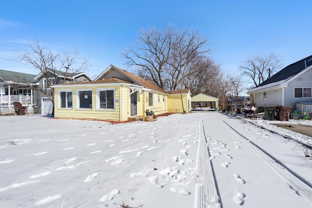 view of front of house with a detached garage