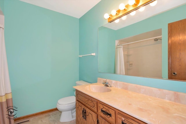 full bath featuring visible vents, baseboards, toilet, curtained shower, and vanity