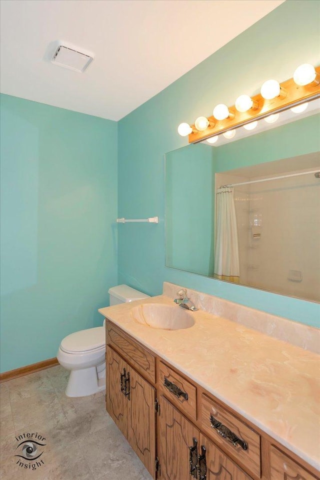 bathroom with visible vents, a shower with shower curtain, toilet, vanity, and baseboards