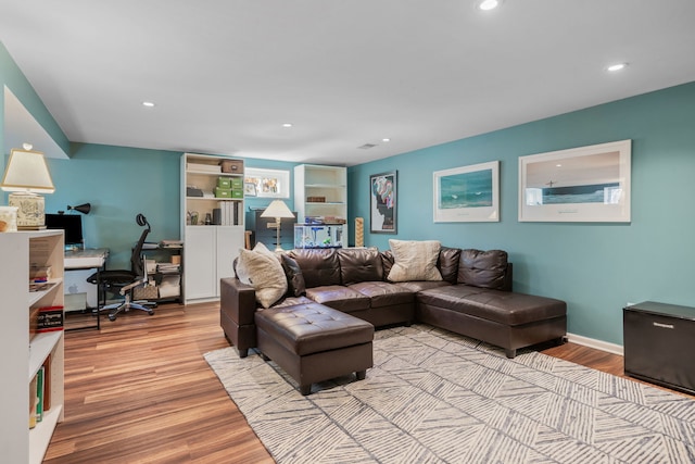 living area featuring recessed lighting, baseboards, and light wood-style floors