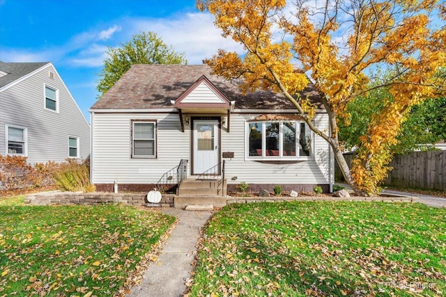 view of front of property featuring fence and a front lawn