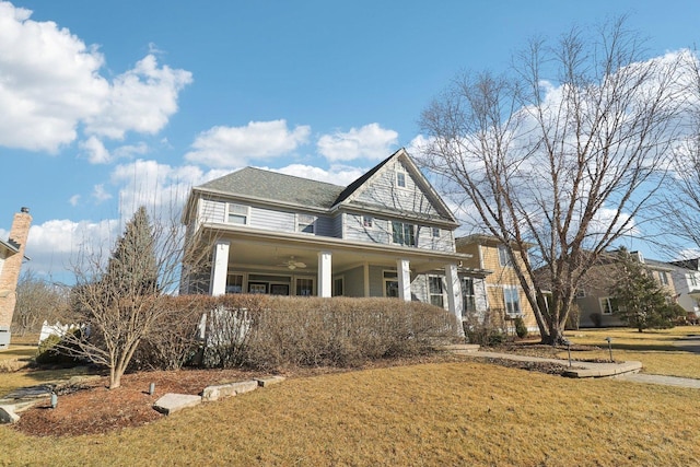 view of front of home featuring a ceiling fan and a front yard