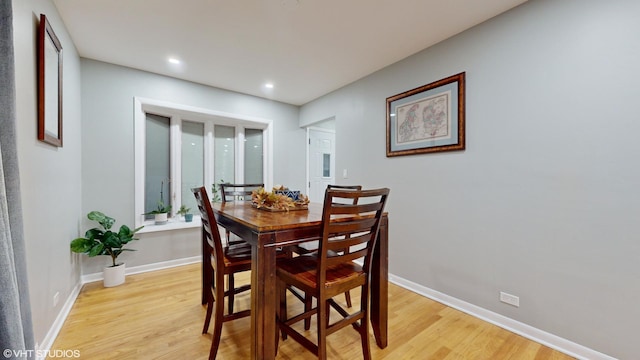 dining space featuring light wood-style floors, baseboards, and recessed lighting