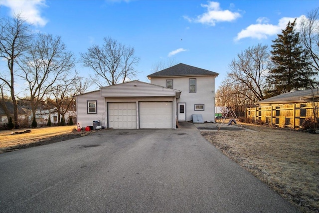 view of front facade with a garage and driveway