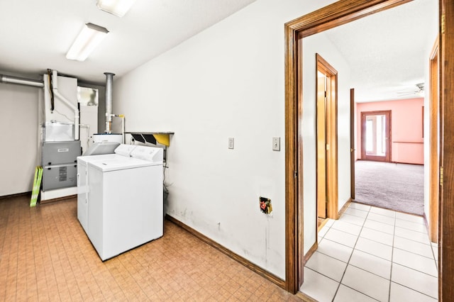 washroom featuring laundry area, a ceiling fan, baseboards, and washer and clothes dryer