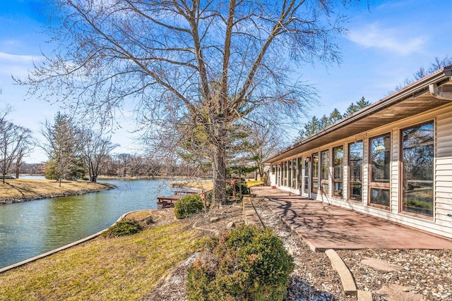 view of yard featuring a water view