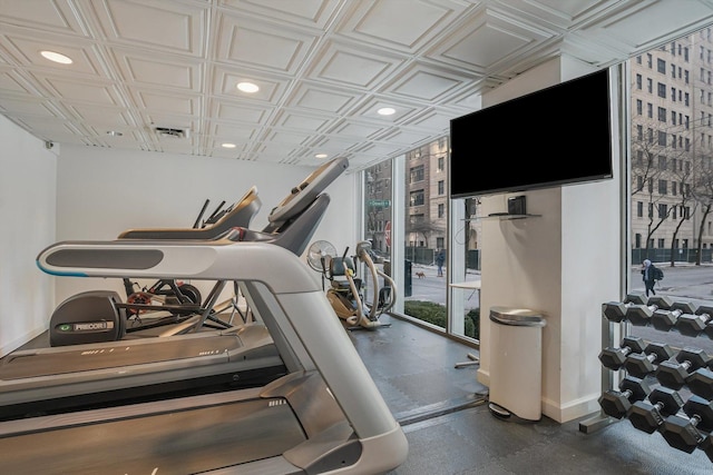 workout area featuring visible vents, floor to ceiling windows, baseboards, and recessed lighting