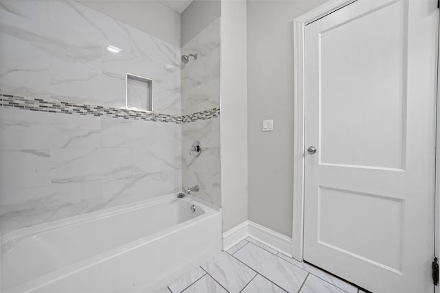 bathroom featuring tiled shower / bath combo