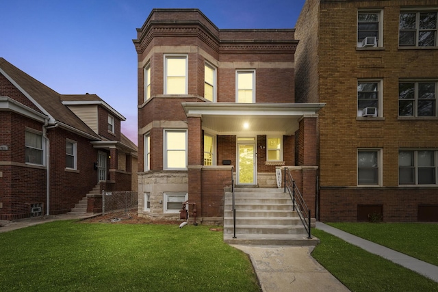 view of front facade featuring a yard