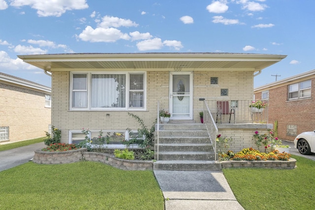 view of front of property featuring a porch and a front yard