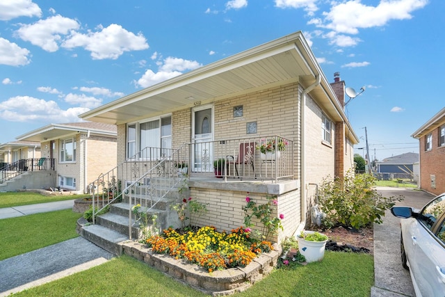 view of front facade featuring a front lawn and covered porch