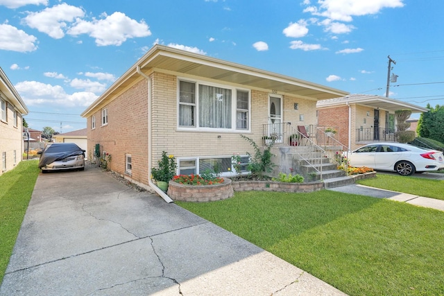 view of front of property featuring a front lawn