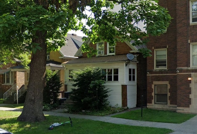 view of front facade featuring a front lawn